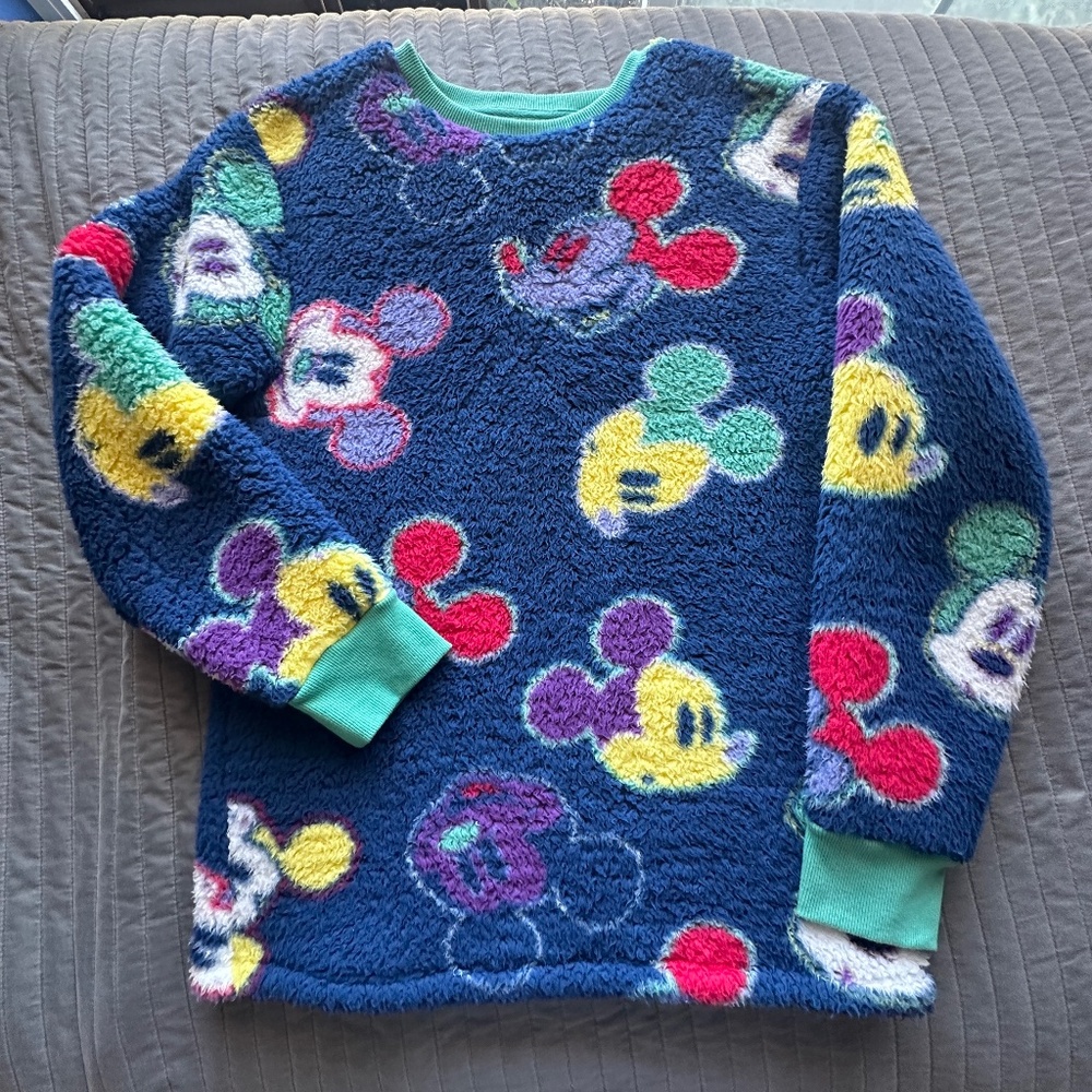 Disneyland Mickey sweater medium